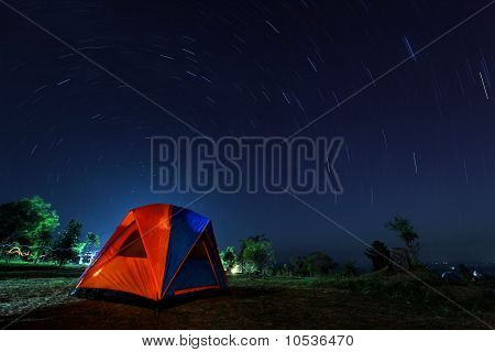Spirale Star Trail con campeggio durante la notte
