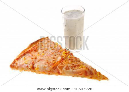 morceau de pizza et un verre de tarator