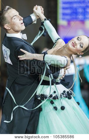 Minsk, Belarus-september 26, 2015: Rudyi Alexander And Medved Yanina Perform Juniors-2 Standard Prog