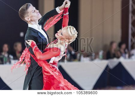 Minsk, Belarus-september 26, 2015: Unidentified Professional Dance Couple Performs Adult Standard Pr