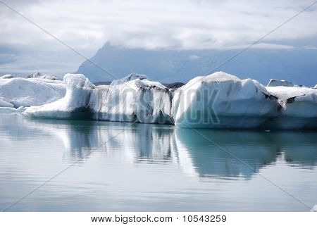 Buzul gölünde yüzer icebergs