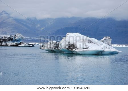 Buzul gölünde yüzer icebergs