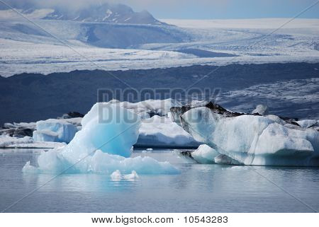 Buzul gölünde yüzer icebergs
