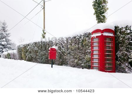 Røde Phonebox i sneen