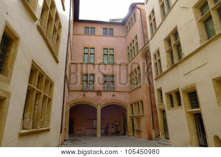 Courtyard of Hôtel Gadagne in Vieux Lyon