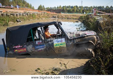 RUSSIA, PUSHKINO -?? 20 SEP, 2014: Off-road vehicle with driver is getting stuck on the water at Rainforest Challenge Russia Autumn 2014 PRO-X.