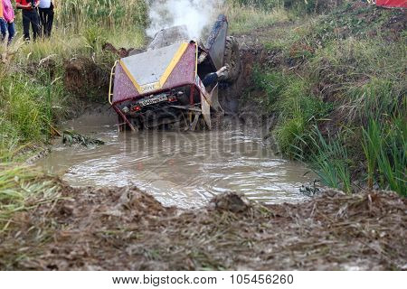RUSSIA, PUSHKINO -?? 20 SEP, 2014: Off-road vehicle is get stucked in water at Rainforest Challenge Russia Autumn 2014 PRO-X at sunny day.