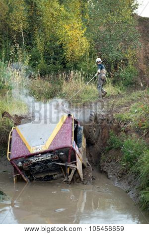 RUSSIA, PUSHKINO -?? 20 SEP, 2014: Off-road vehicle is get stucked in water at Rainforest Challenge Russia Autumn 2014 PRO-X.