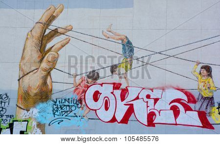 Mural showing a bunch of kids playing rope games