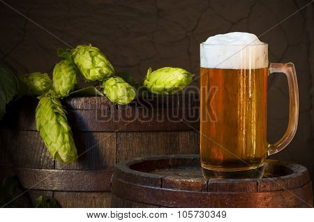 Still Life with a keg of beer and draft beer by the glass.