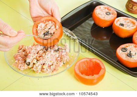 Frau machen Gefüllte Tomaten