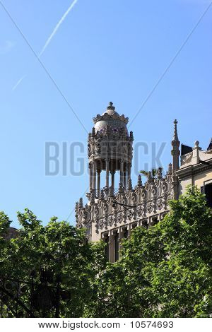 Edificio dietro gli alberi
