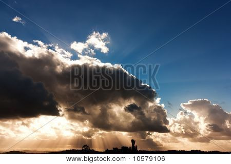 Cloudscape auringonlaskun aikaan auringonsäteet