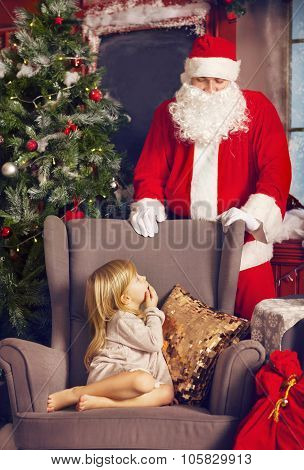 Littlle Surprised Girl And Santa Claus Looking At Her
