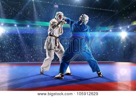 Two kudo fighters are fighting on the grand arena