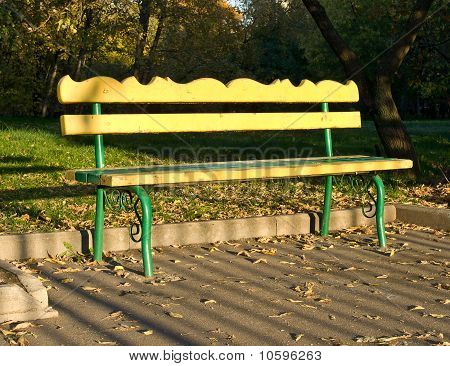 Banco amarelo no Outono Park