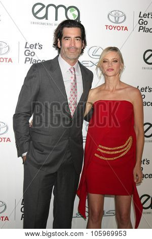 LOS ANGELES - OCT 24:  Carter Oosterhouse, Amy Smart at the Environmental Media Awards 2015 at the Warner Brothers Studio Lot on October 24, 2015 in Burbank, CA