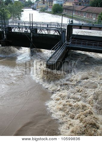 Inundación del río y la pared de la presa