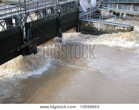 Inundación del río y la pared de la presa