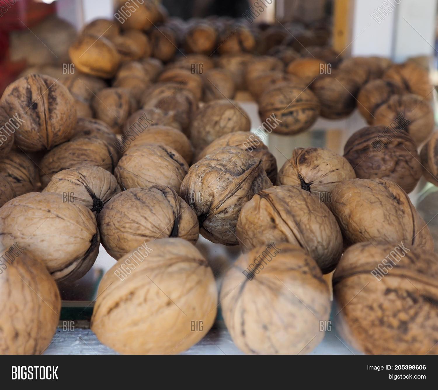 Imagen y foto Walnuts. Walnut (prueba gratis) Bigstock