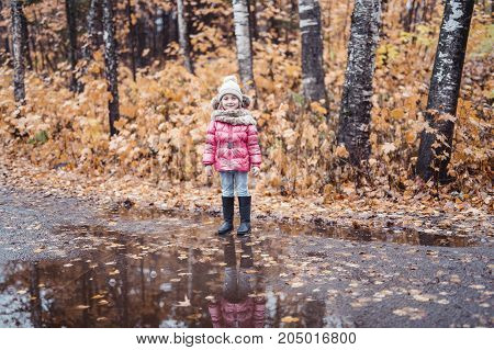 A kid girl in autumne season wearing a hat