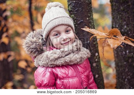 A kid girl in autumne season wearing a hat