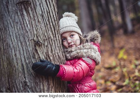 A kid girl in autumne season wearing a hat