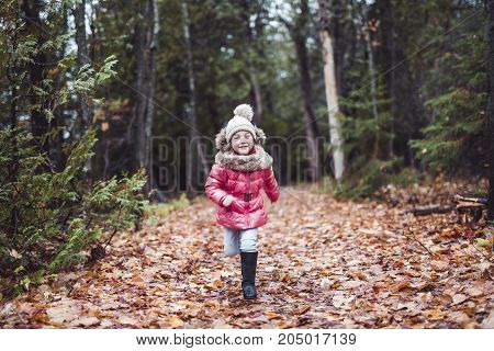 A kid girl in autumne season wearing a hat