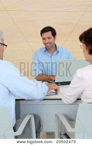 Povos sênior na entrevista de emprego