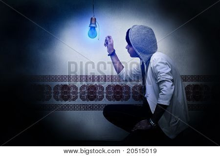 Teen et une ampoule de nuit