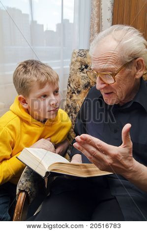 Lettura del nonno al nipote