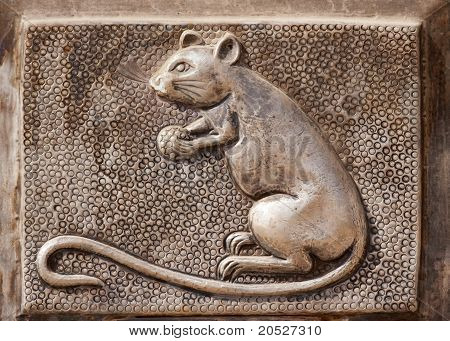 Immagine di ratto su metallo porta tempio di Deshnoke nel Rajasthan.