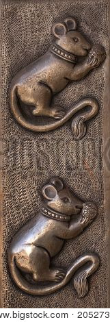 Scultura di due topi su porta tempio di Deshnoke nel Rajasthan.