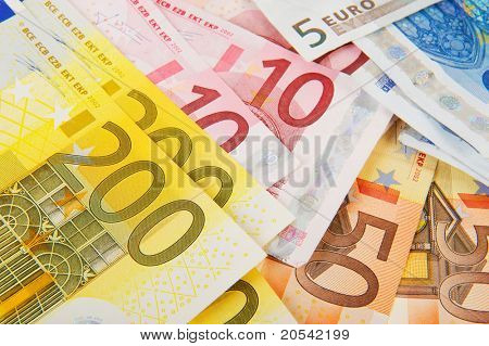 Viele verschiedene Euro-Banknoten mit großen valuta