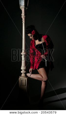 schöne, junge glamourösen Frau mit lightpole