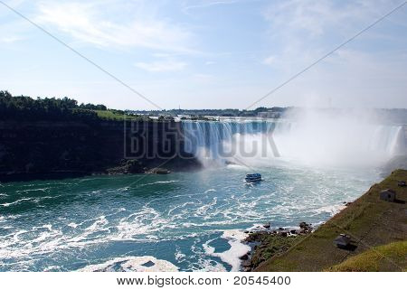 Туман лодке в Ниагара-Фолс, Онтарио, Канада