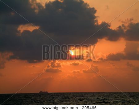 Sunrise Shore bir gemi ile