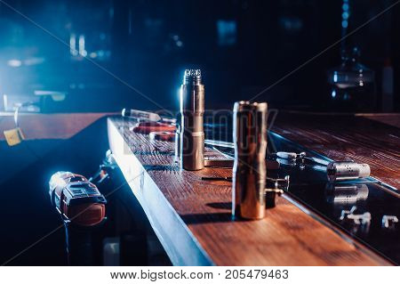 The Process Of Servicing The Mechanical Vape Device. Master Replace Wire For Smoking. Ecig Rapairing