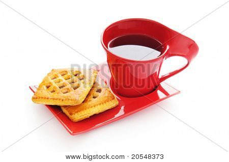 Tasse de thé et des biscuits frais sur table