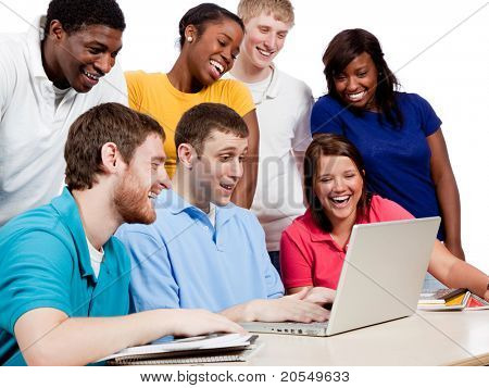 Os alunos do Colégio multicultural, masculinos e femininos, reuniram em torno de um computador