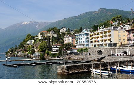 Smuk udsigt over italienske by i Schweiz Ascona. Havnen og Promenade