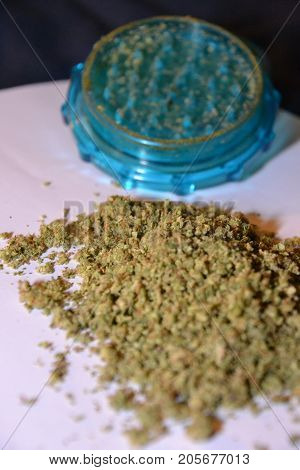 a grinder used to coarsely grind buds for medical cannabis