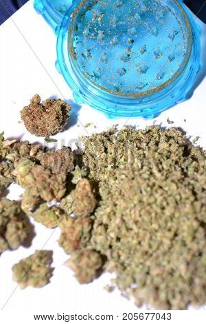 a grinder used to coarsely grind buds for medical cannabis