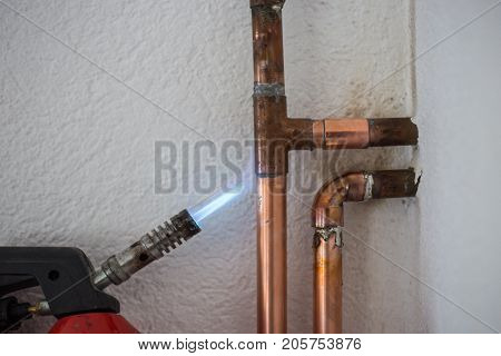 The Master Heats The Heating Pipes, Open Flames, To Connect With The Tin Wire, Which Is Dissolved On