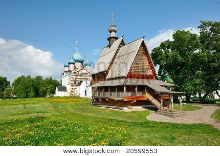 Madeira Nikola Igreja e Catedral da Natividade no Kremlin de Suzdal. Rússia
