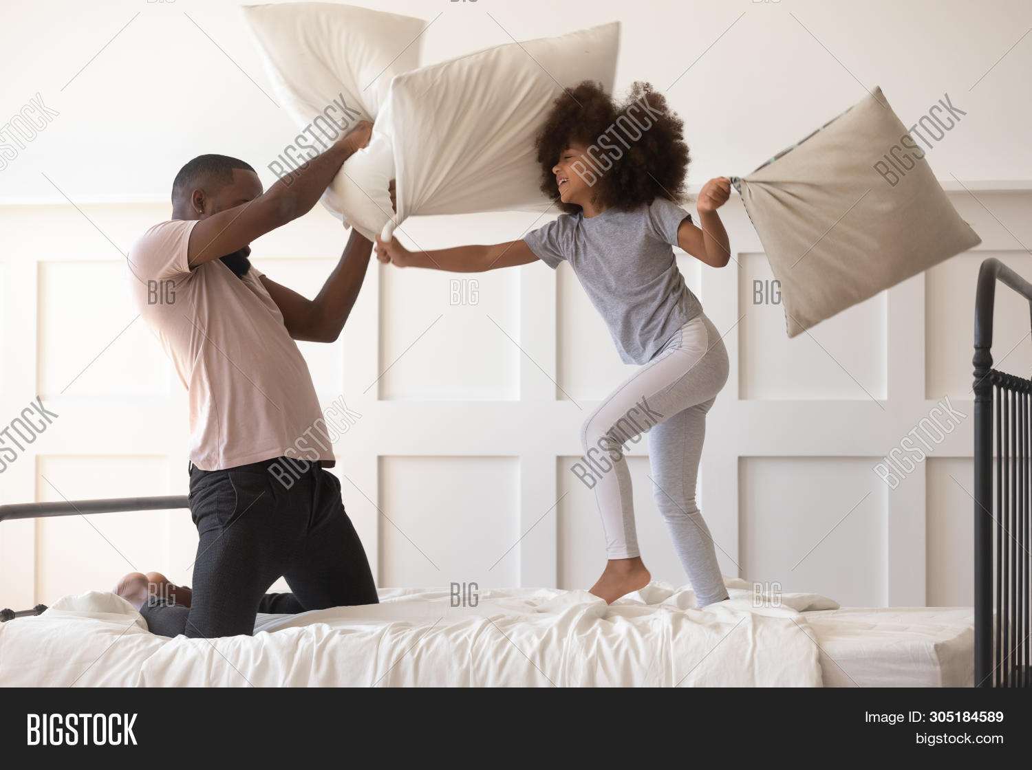 У постели больной жены. Драка подушками на кровати. Муж и жена проснулись. Перепутанные постели. Перепутанные постели.