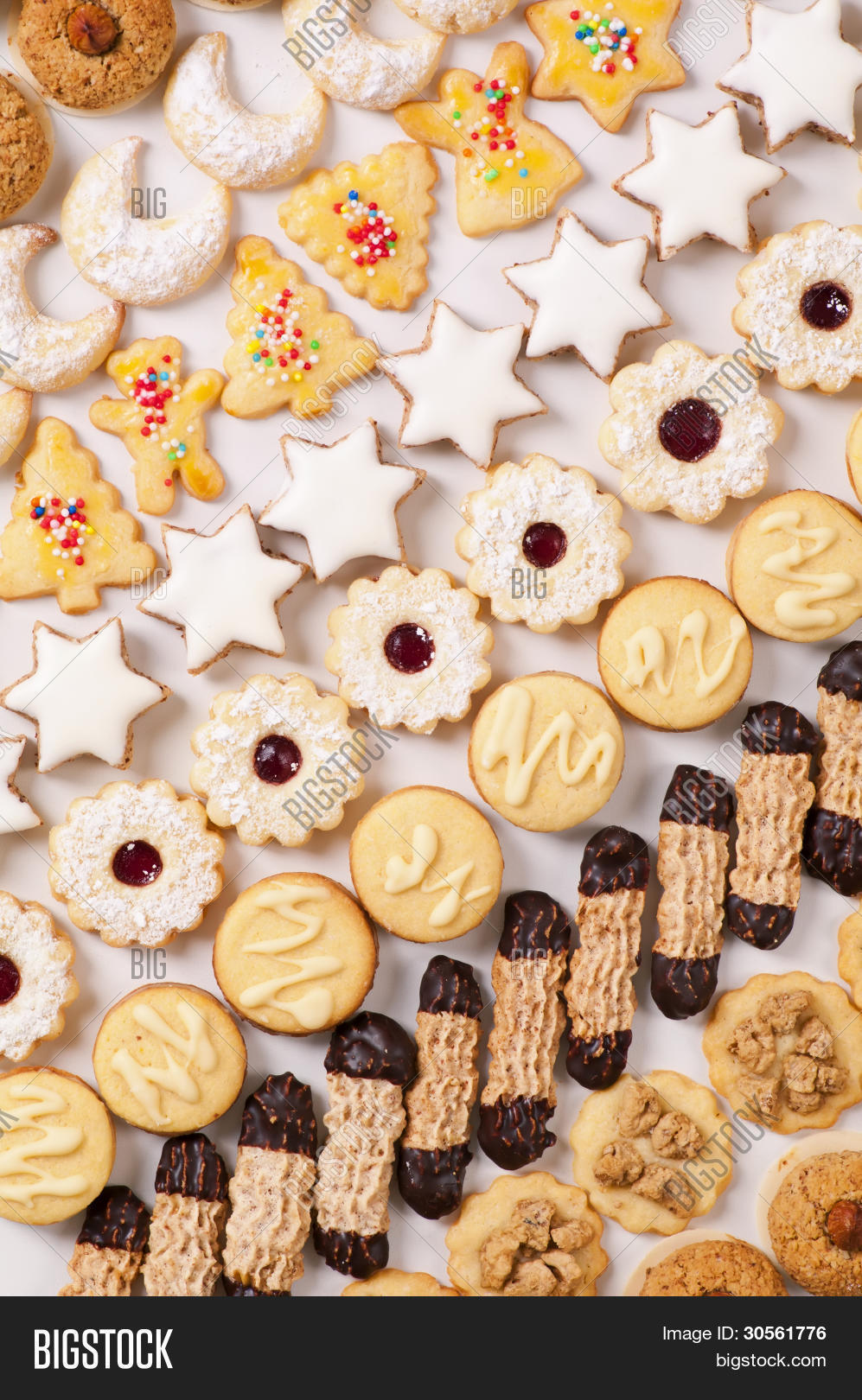 Different sorts. Жареное мясо на вилке. Фрукты яблоко разные сорта. Types of dog food. Много разных печение.