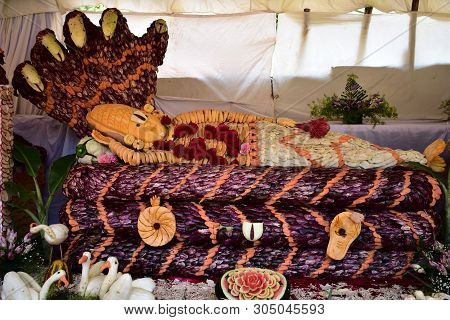 Kodaikanal, Tamilnadu, India - June 2, 2019: Statues Made With Flowers At The 58Th Flower Show In Ko