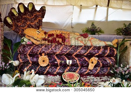 Kodaikanal, Tamilnadu, India - June 2, 2019: Statues Made With Flowers At The 58Th Flower Show In Ko