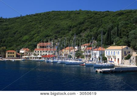 Hafen von Fiskardo auf der griechischen Insel Kefalonia